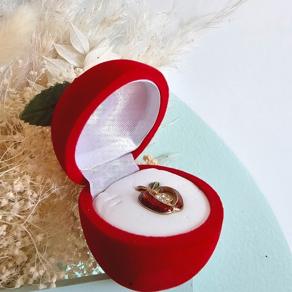 Red Apple Lapel Hat Jacket Pin With Four Clear Rhinestone Seeds, Original Box - Picture 3 of 8